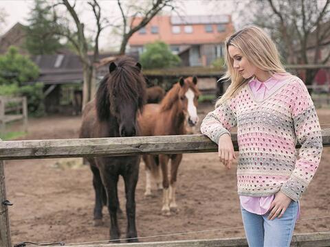 Gehäkelter sportlicher Pullover im Lochmuster aus Verlaufsgarn