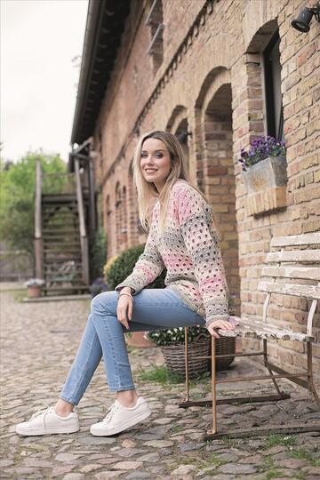 Gehäkelter sportlicher Pullover im Lochmuster aus Verlaufsgarn