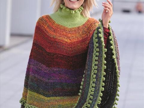 Gehäkelter Poncho aus Bauschgarn in verschiedenen Farben mit Noppenrand