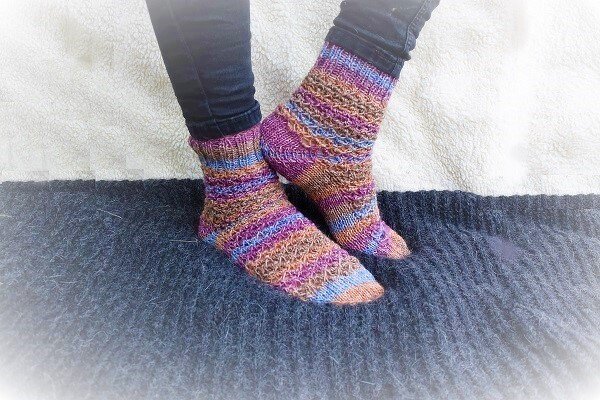 Socken im Himbeermuster