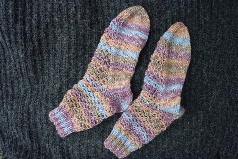 Socken im Himbeermuster