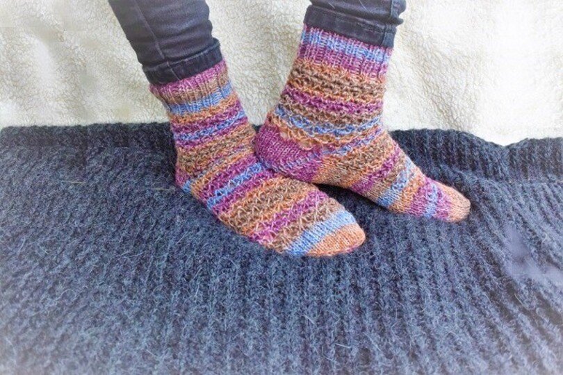 Socken im Himbeermuster