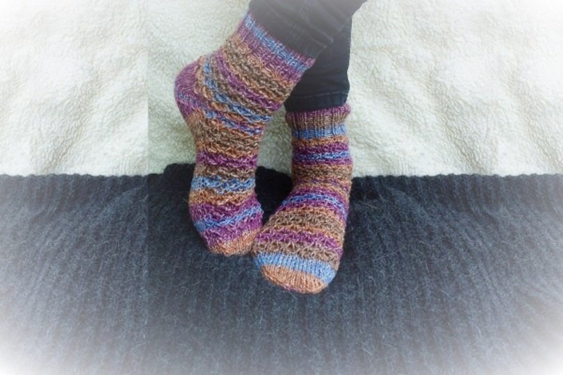 Socken im Himbeermuster