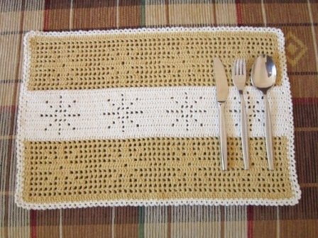 Rechteckiges gehäkeltes Tischset in Beige und Weiß mit Sternmotiven und Besteck