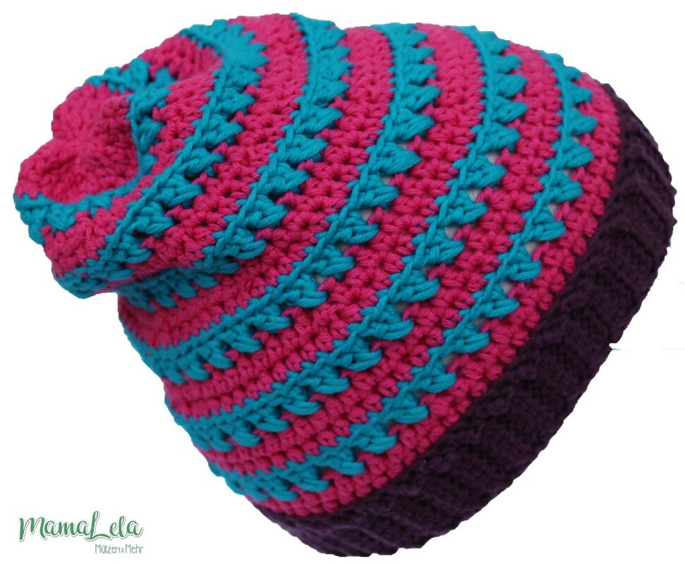 Gehäkelte Slouchy‑Mütze mit Streifen in Pink, Türkis und dunklem Lila