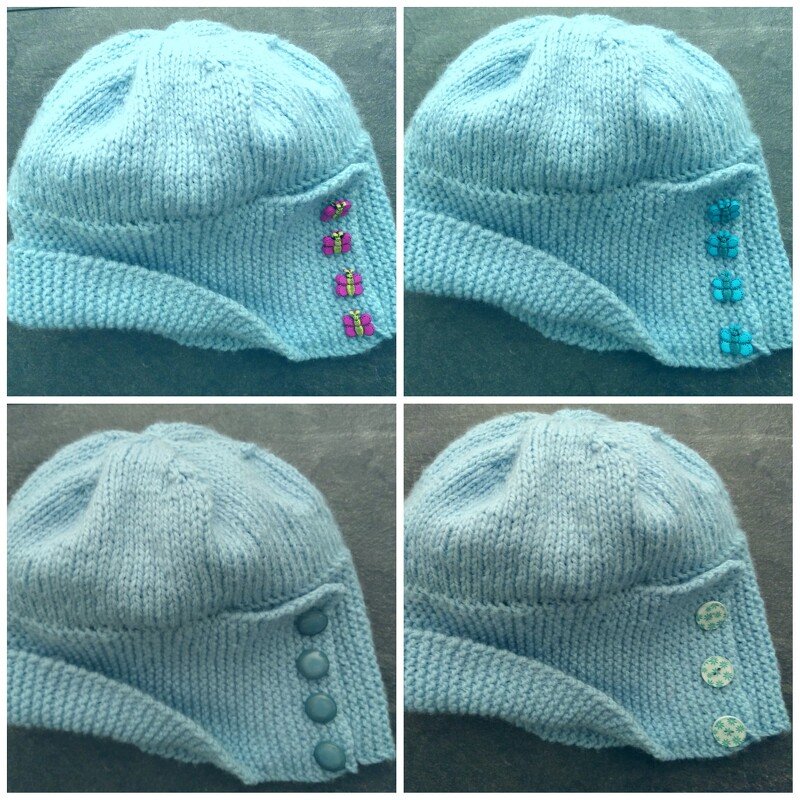 Vier Ansichten einer hellblauen, handgestrickten Mütze mit Ohrenklappen und verschiedenen Knopfverzierungen.