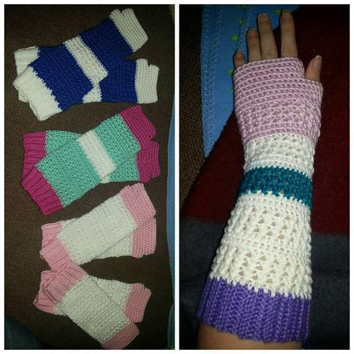 Mehrere gestreifte, gehäkelte, fingerlose Armstulpen; eine wird am Arm getragen