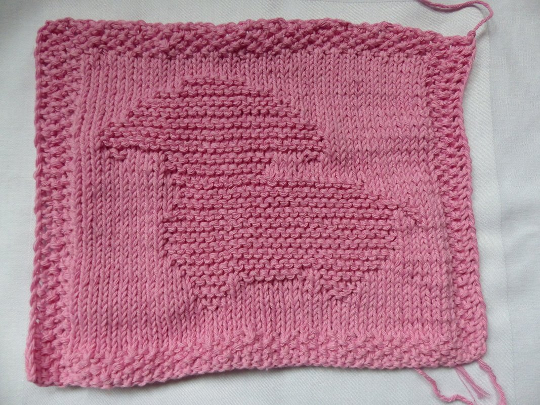 Rosa gestricktes Quadrat mit Hasenrelief und kraus rechtem Rand