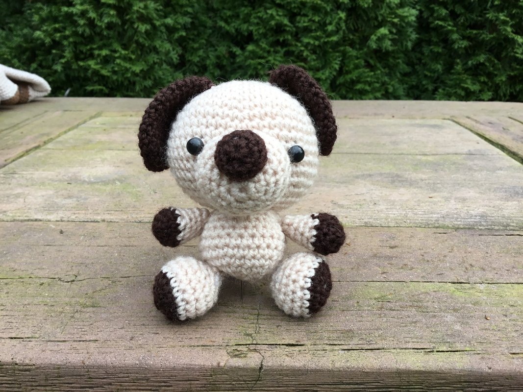 Gehäkelter Amigurumi-Hund in Beige mit braunen Details