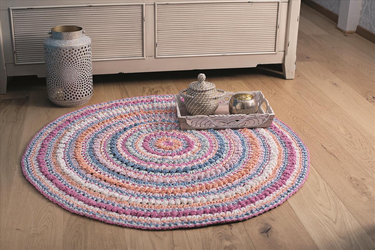 Gehäkelter Rundteppich aus Bändchengarn.