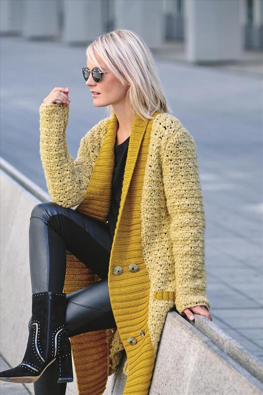 Gehäkelte Jacke mit extrabreiter gestrickter Rippenblende.