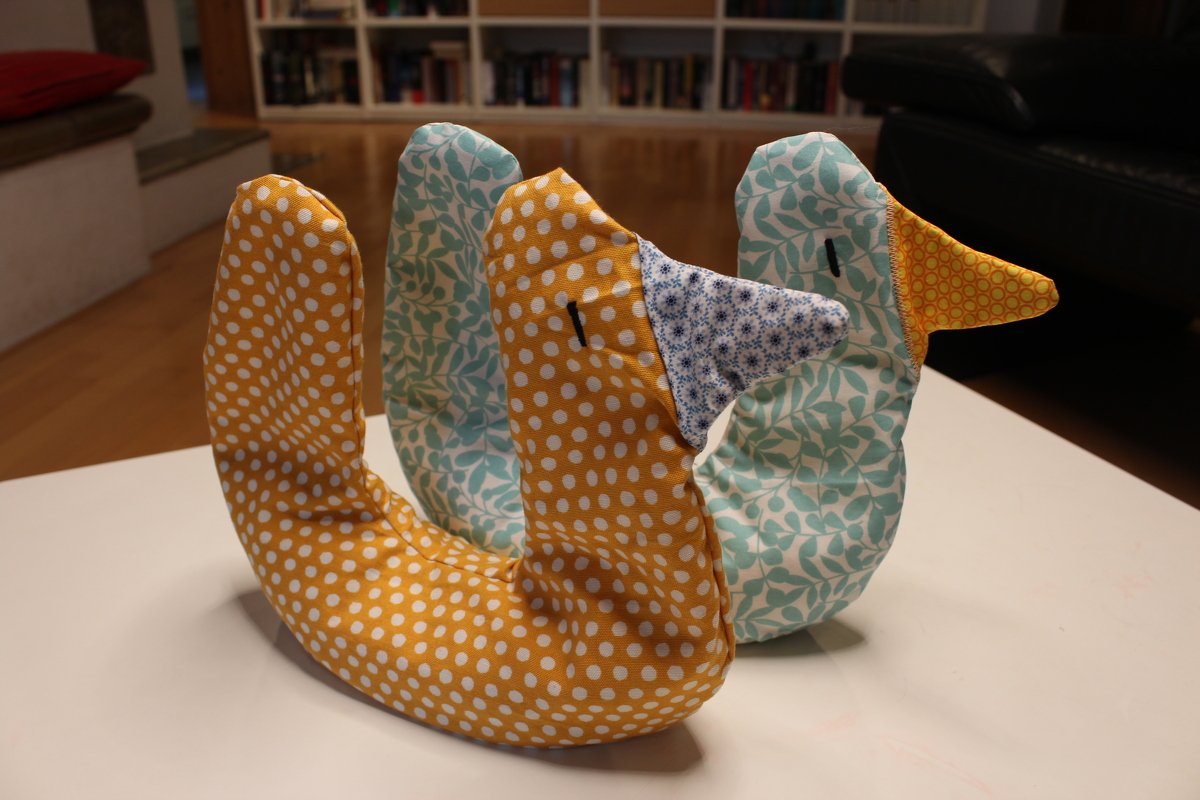 Genähte entenförmige Kissen aus gemustertem Stoff in Gelb und Mint, Nahaufnahme