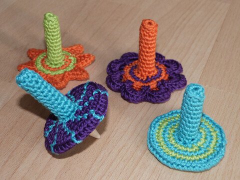 Häkelanleitung für Bleistift-Kreisel, 4 Modelle