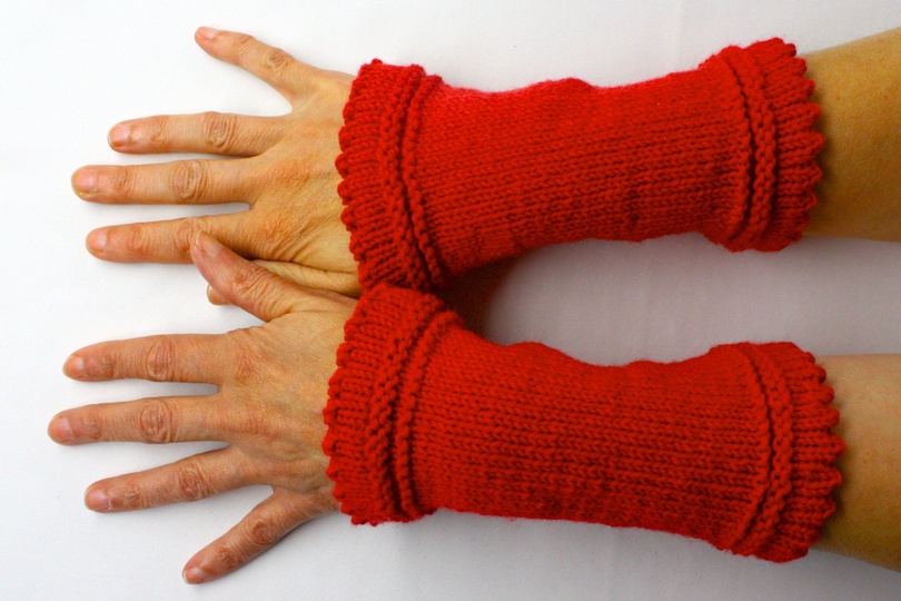 gestrickte Armstulpen mit Zierrand