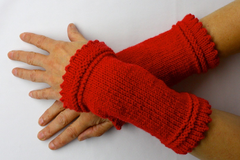 gestrickte Armstulpen mit Zierrand