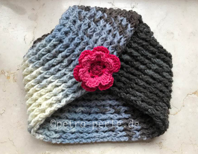 einfacher, gehäkelter Turban mit Rose