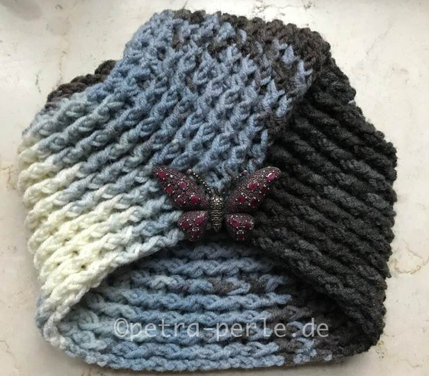 einfacher, gehäkelter Turban mit Rose