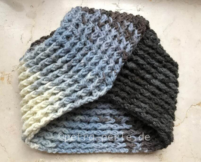 einfacher, gehäkelter Turban mit Rose