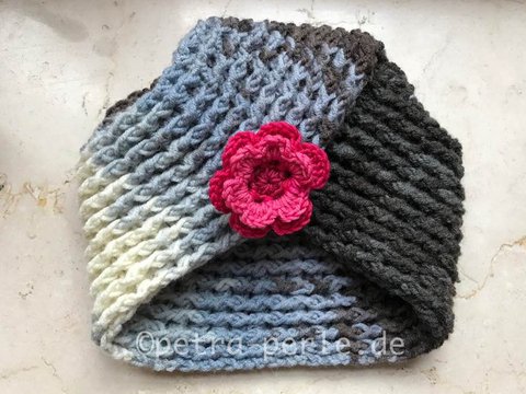 einfacher, gehäkelter Turban mit Rose