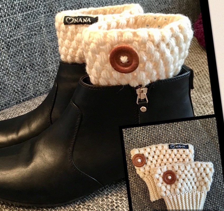 Cremefarbene gehäkelte Stiefelstulpen mit Holzknopf an schwarzen Stiefeletten