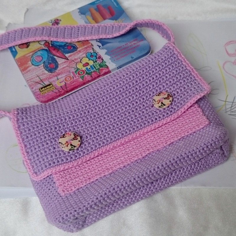 Gehäkelte Umhängetasche in Flieder und Rosa mit Umschlag und zwei dekorativen Knöpfen