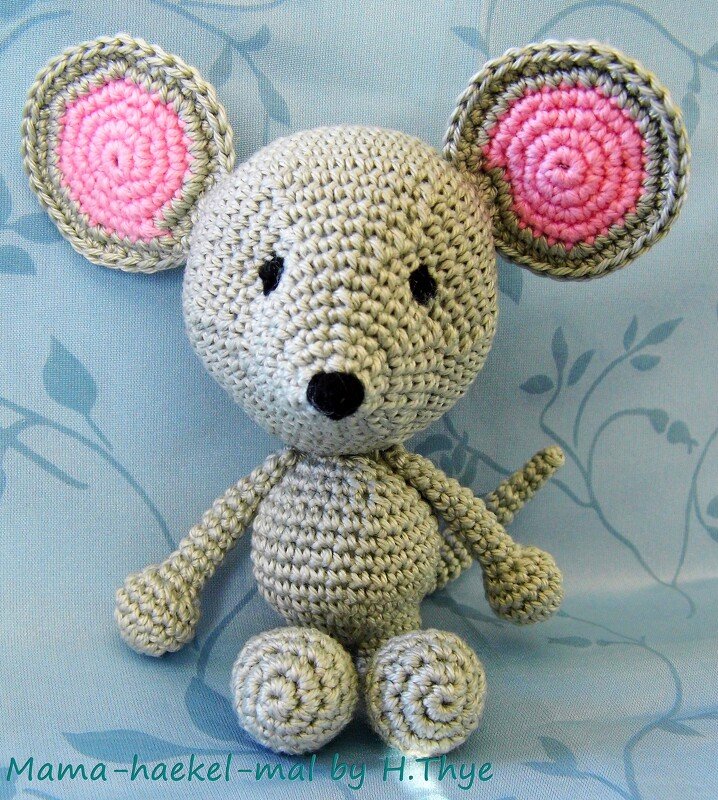 Frontalansicht einer gehäkelten Amigurumi-Maus in Grau mit rosa Innenohren