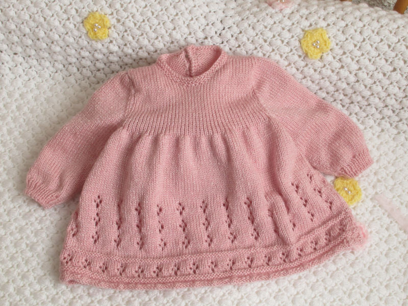 Strickanleitung Baby Kleidchen mit Mützchen und Babyschuheh Gr.50/54