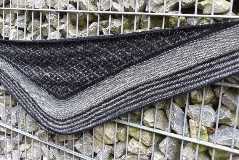 Gestricktes Dreieckstuch „Novita“