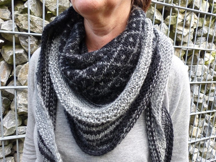 Gestricktes Dreieckstuch „Novita“