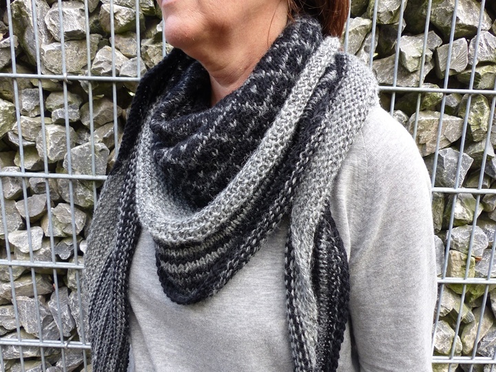 Gestricktes Dreieckstuch „Novita“