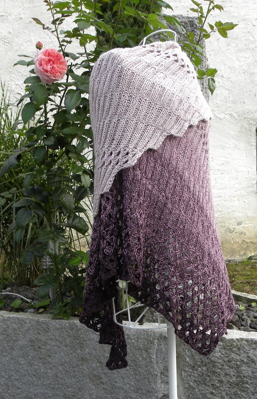 Gestricktes Dreieckstuch mit Farbverlauf von Rosé‑Beige zu Mauve auf Schneiderpuppe, mit Rippenmuster und Spitzenkante