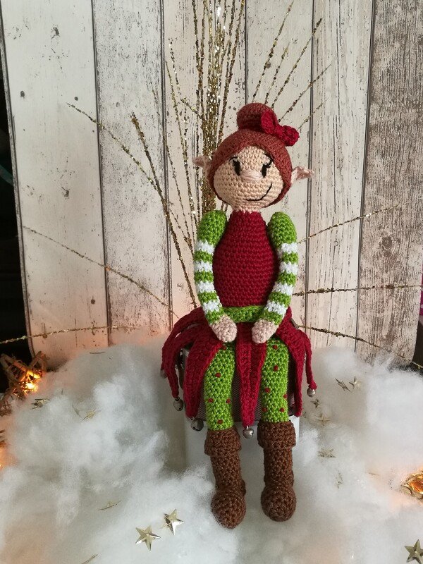 Feline die Weihnachts - Elfe oder ein weihnachtlicher Kantenhocker