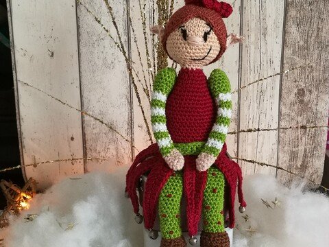 Feline die Weihnachts - Elfe oder ein weihnachtlicher Kantenhocker