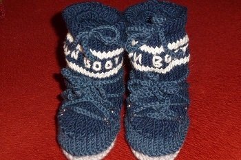 Gestrickte blau-weiße Babyschuhe mit Schnürband