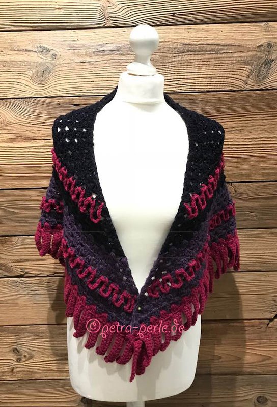 Gehäkeltes Dreieckstuch in Schwarz, Violett und Magenta mit Schlaufenfransen auf Schneiderpuppe vor Holzwand