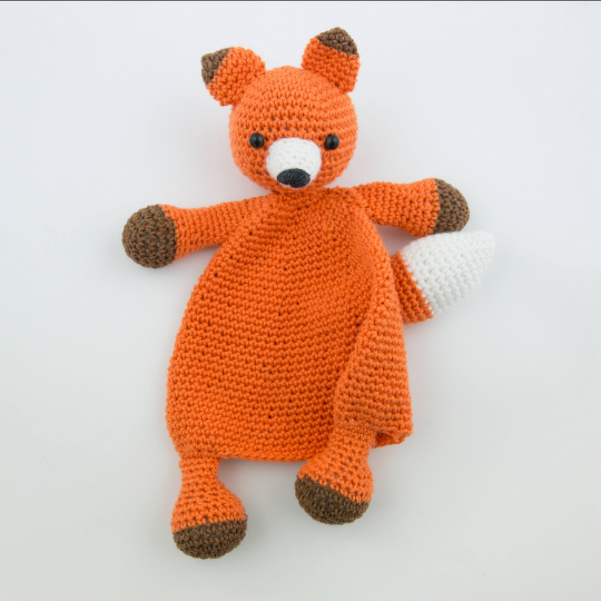 Gehäkeltes Schmusetuch als Fuchs in Orange mit braunen Pfoten, weißer Schnauze und Schwanz