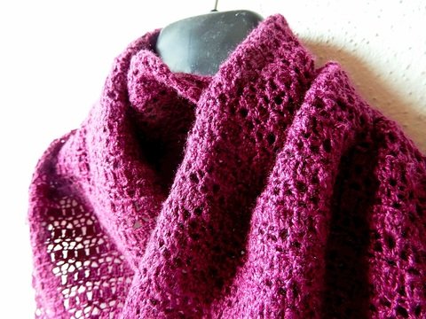 Gehäkeltes Lace-Tuch "Feathery"