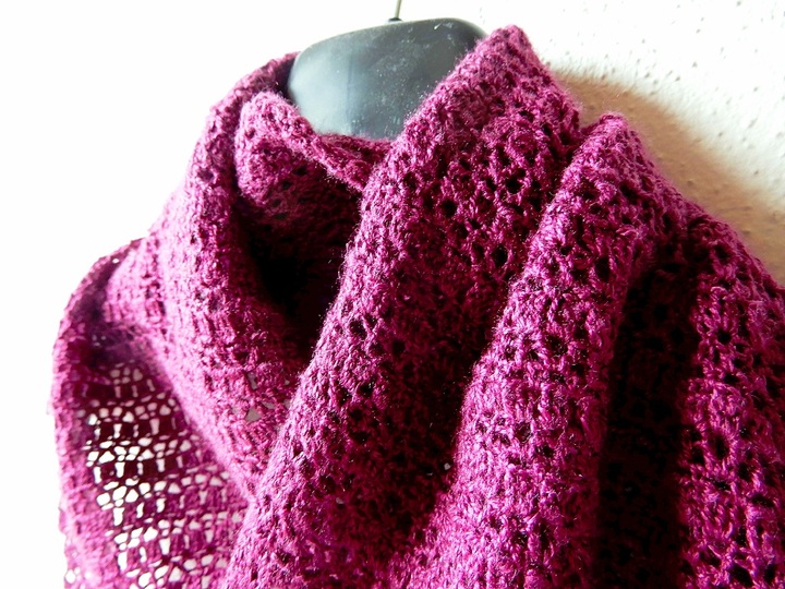 Gehäkeltes Lace-Tuch "Feathery"