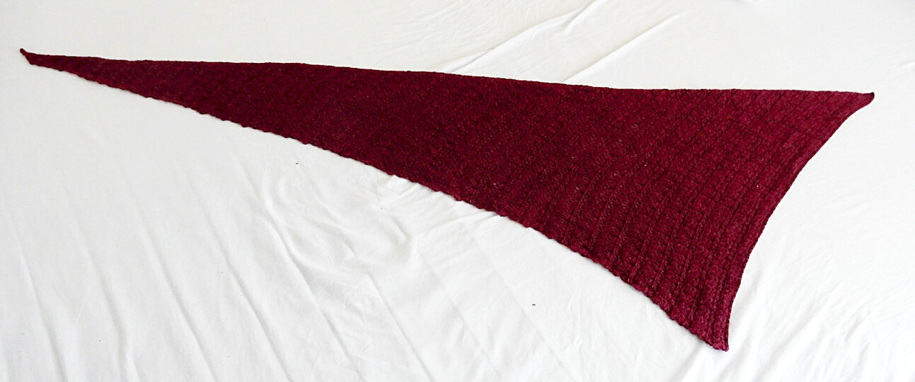 Gehäkeltes Lace-Tuch "Feathery"