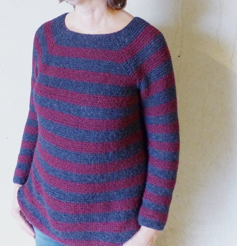 Strickanleitung, Blau-Roter-Streifenpullover im Rippenmuster mit Rundpasse, viele Größen