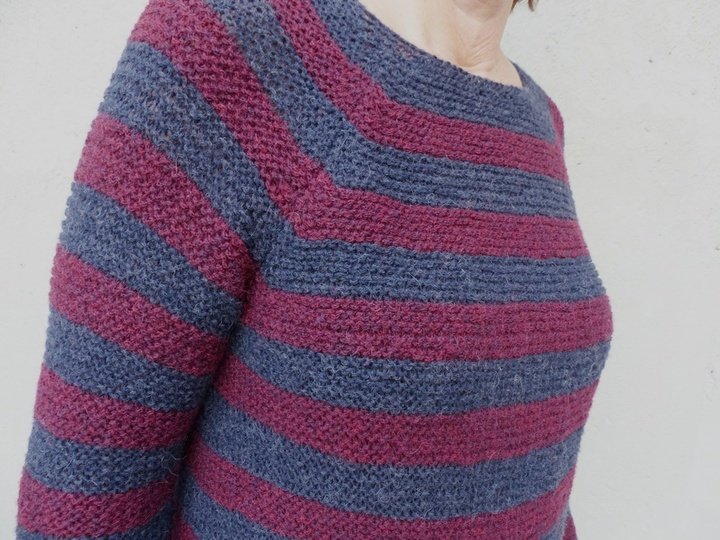 Strickanleitung, Blau-Roter-Streifenpullover im Rippenmuster mit Rundpasse, viele Größen