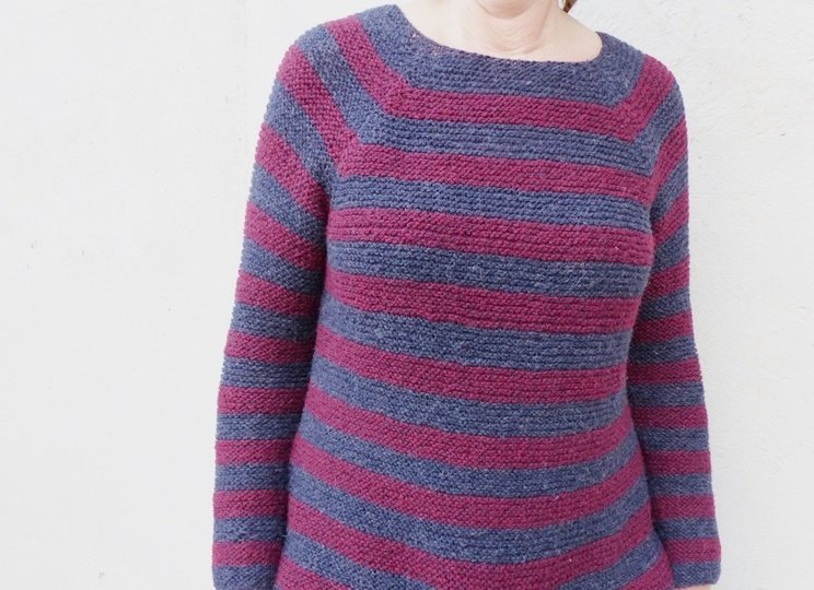 Strickanleitung, Blau-Roter-Streifenpullover im Rippenmuster mit Rundpasse, viele Größen
