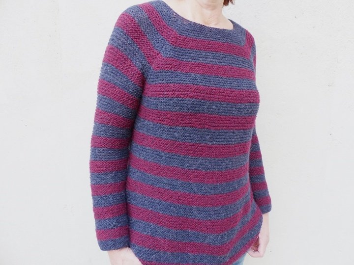 Strickanleitung, Blau-Roter-Streifenpullover im Rippenmuster mit Rundpasse, viele Größen