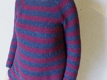 Strickanleitung, Blau-Roter-Streifenpullover im Rippenmuster mit Rundpasse, viele Größen