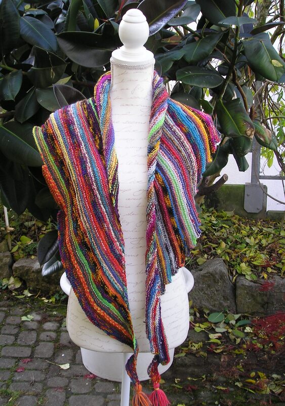Asymmetrisches mehrfarbiges gestricktes Dreieckstuch mit Quasten