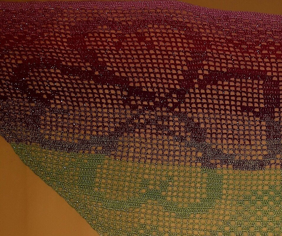 Dreieckiges Häkeltuch mit Filetmuster in Bordeaux- und Grüntönen und leichtem Schimmer