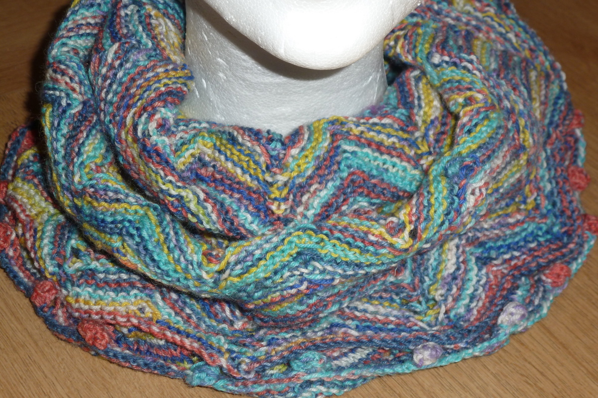 Bunter Loop mit Noppenborte, gestrickt