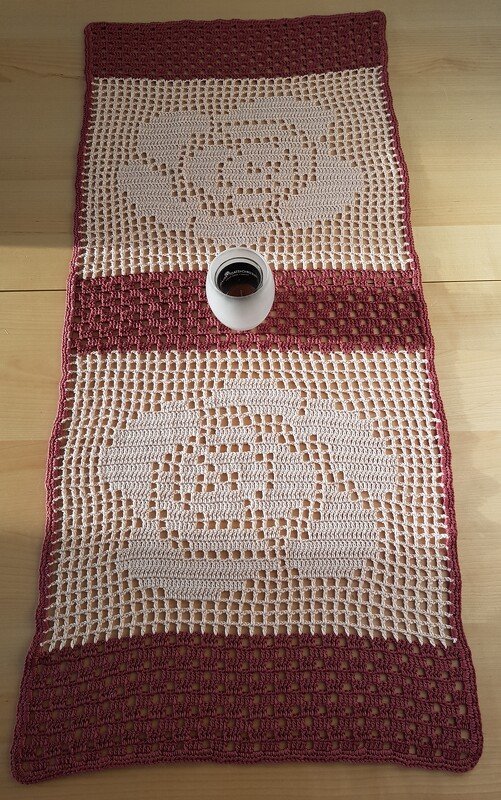 Häkelanleitung Tischläufer "Rose"