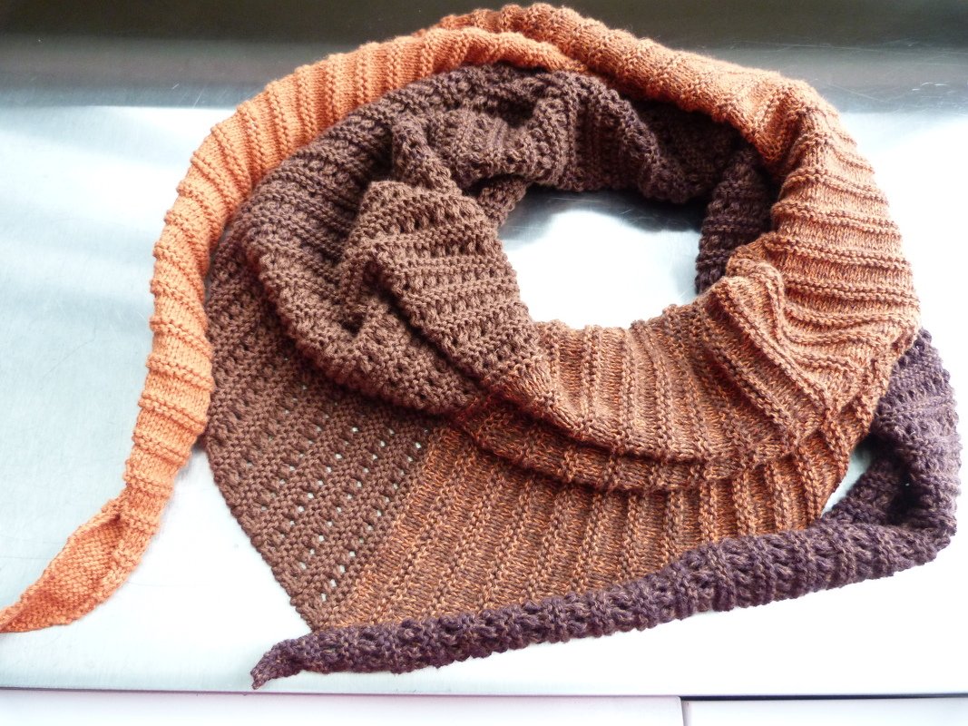 Gestricktes Dreieckstuch in Braun, Terrakotta und Orange mit Rippen- und Lochmuster