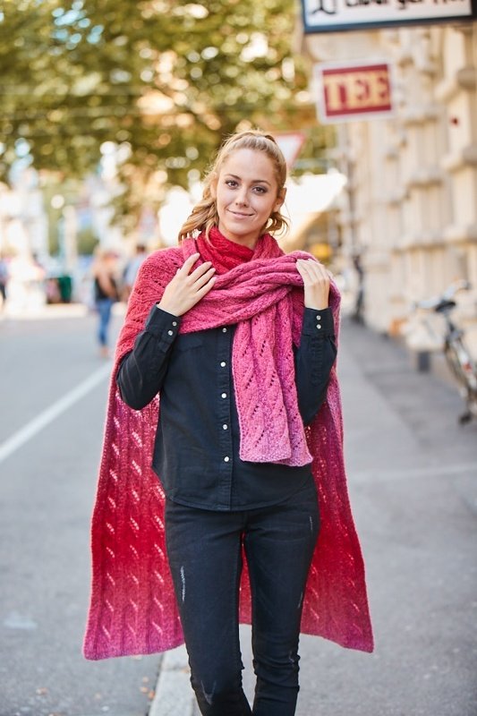 Cape Wolkenrot gestrickt aus CLOUD von Woolly Hugs - Bild 9